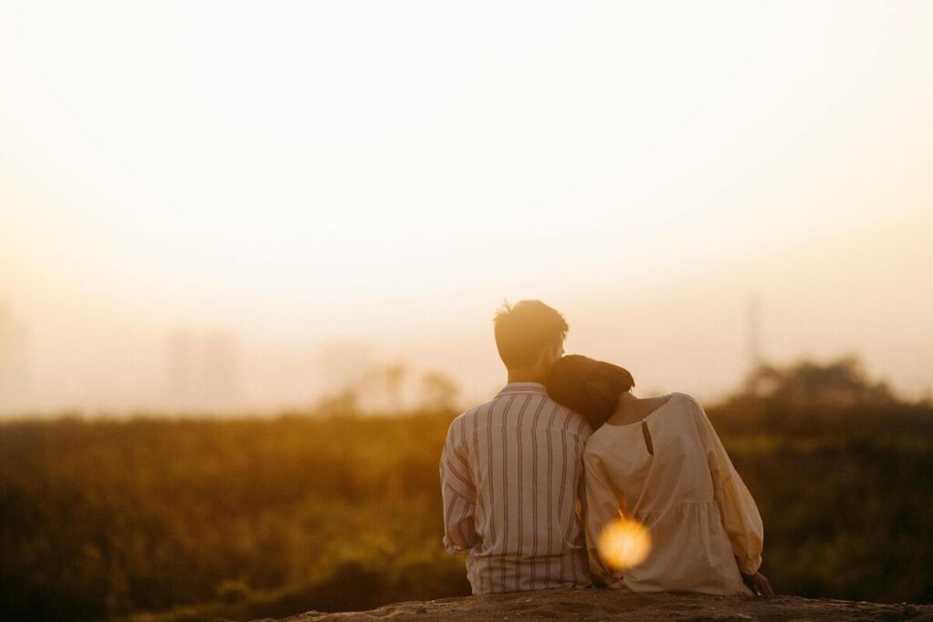 Couple coucher de soleil bonheur