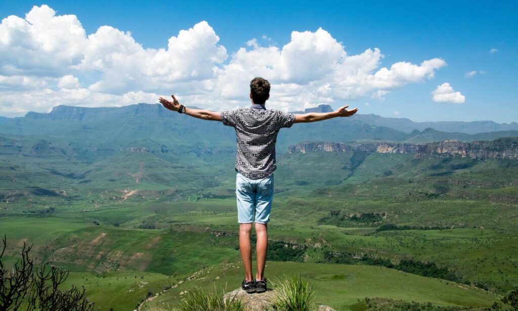 Homme heureux montagne voyage