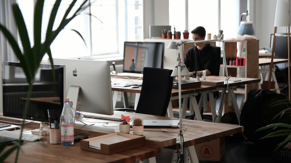 Présentation d'une personne travaillant en freelance à travers le télétravail