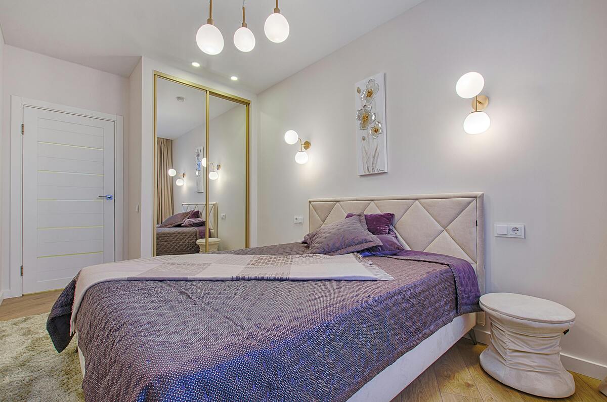 Une chambre d'hôtel aux draps violet
