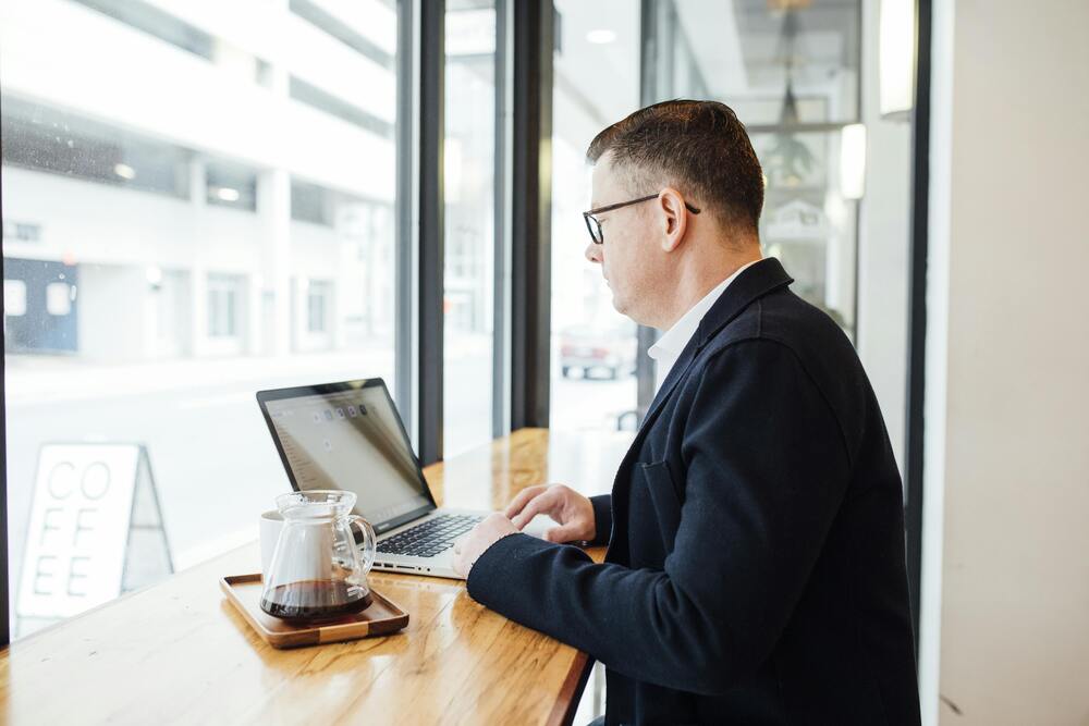 Homme business regarde ordinateur travail