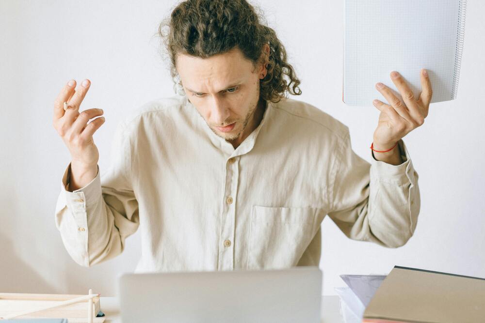 Homme stressé et anxieux