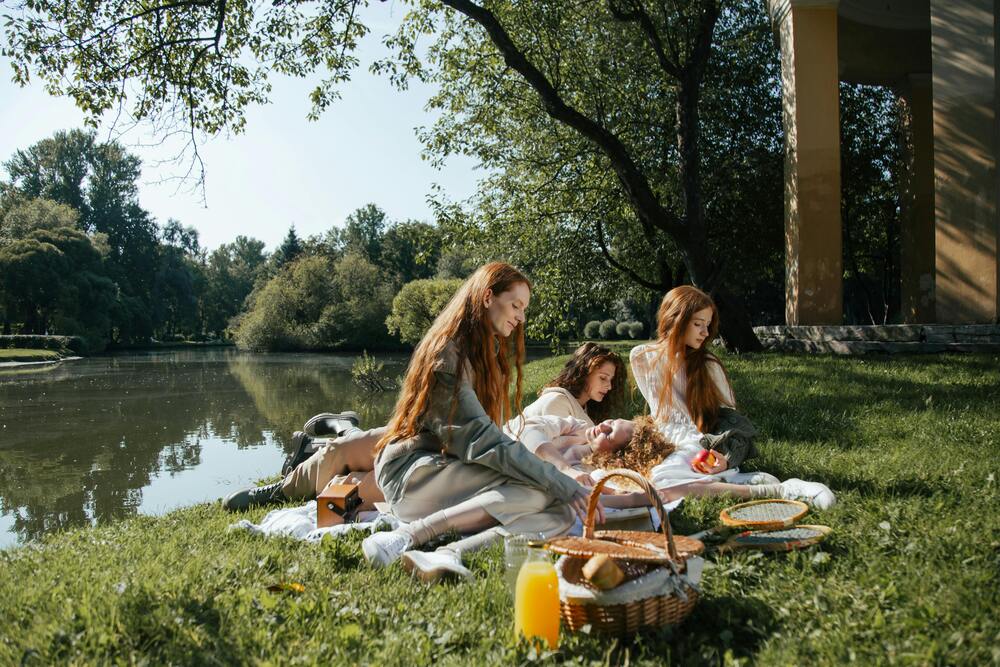 Des jeunes femmes pique-nique près d'un court d'eau