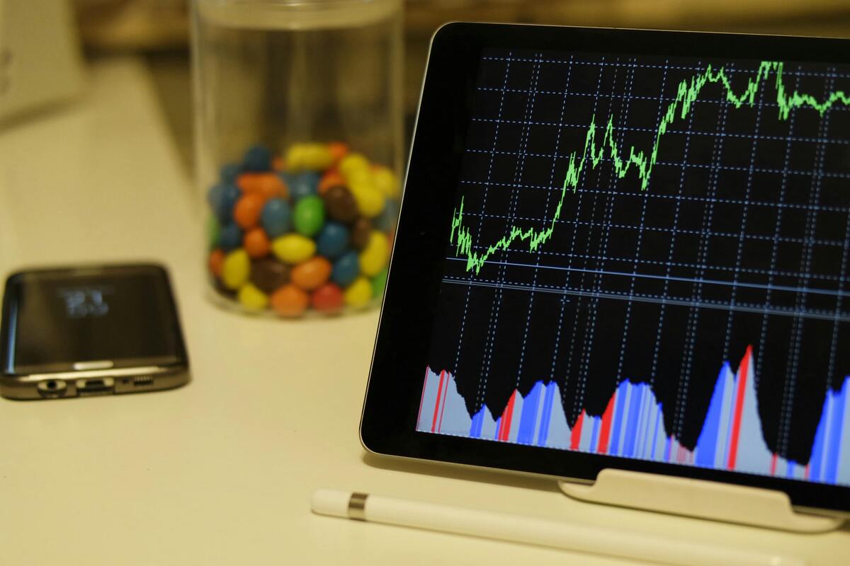 Un ordinateur qui affiche un graphique de bourse