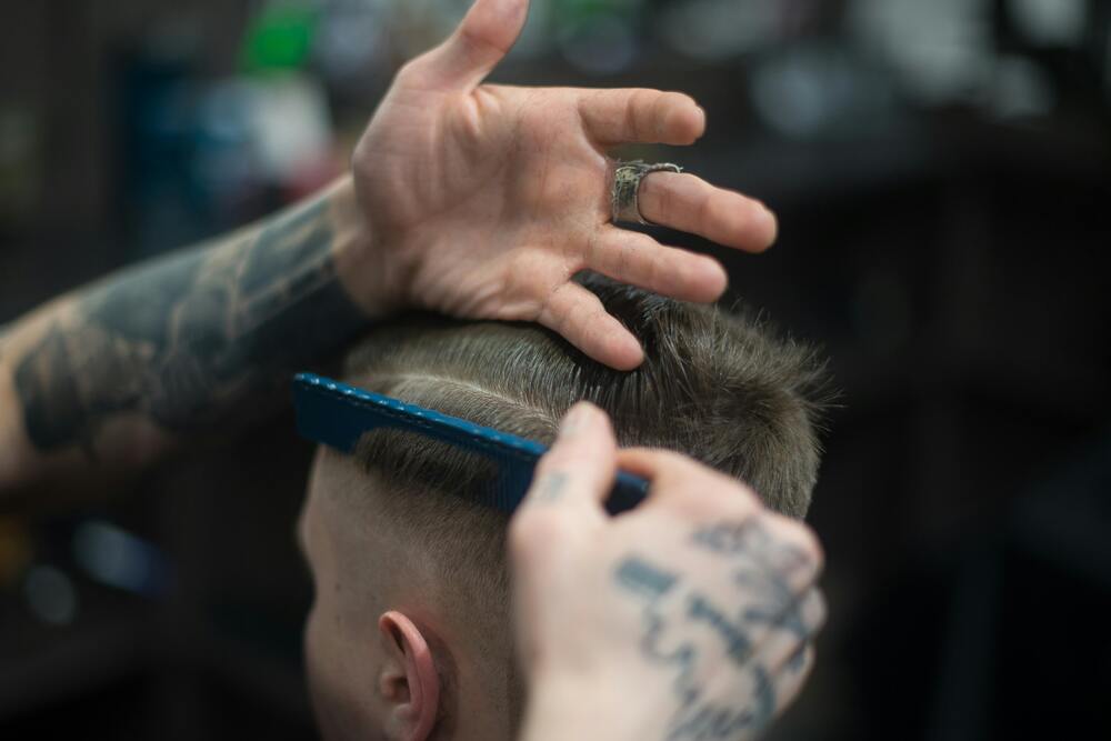 homme au coiffeur