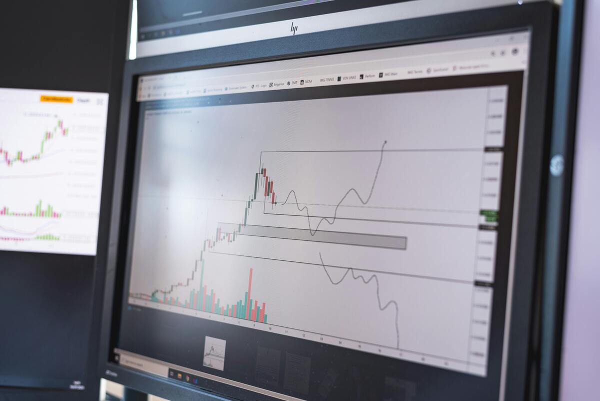 Un écran d'ordinateur sur lequel on voit un graphique de bourse.